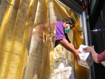 พนักงาน Karton Express พร้อมให้บริการรับพัสดุถึงบ้าน